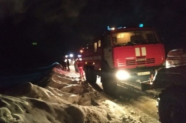 Под Барнаулом спасатели вынесли мужчину из горящего дома