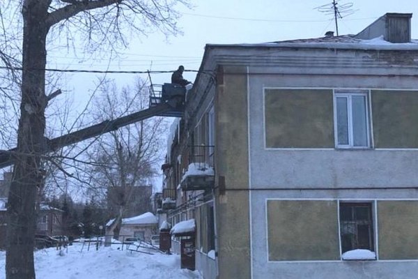 В Барнауле женщина с ребенком попала под снежную лавину у подъезда