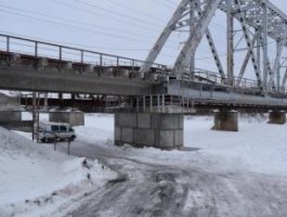 Злоумышленники сбросили девушку с моста через Чумыш