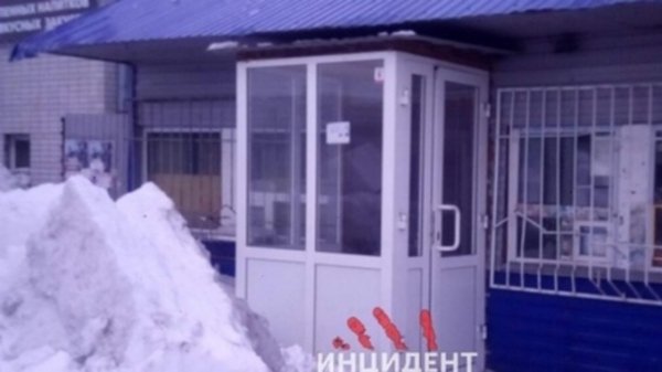 Снежная лавина сошла на пожилую женщину с крыши магазина в Рубцовске