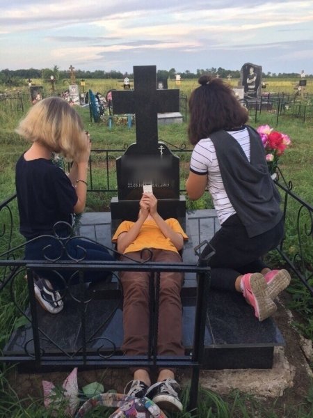 Жуткие развлекухи современной молодёжи на кладбище