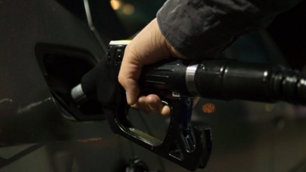 Бензин в Алтайском крае продолжает дешеветь
