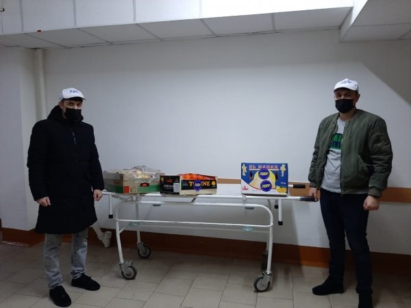 Не Китай: активисты ЛДПР Бийска подарили фрукты пациентам клиники