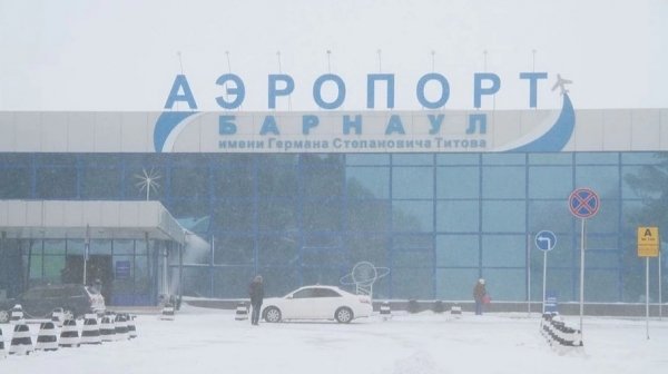 Сотрудник аэропорта Барнаула осужден из-за падения пассажиров с трапа