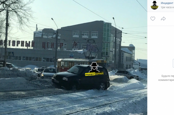 Легковое авто и трамвай столкнулись в Барнауле