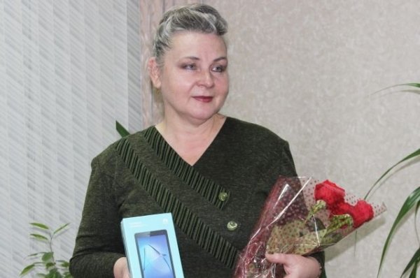 На Алтае победительнице конкурса «Спасибо интернету» подарили смартфон