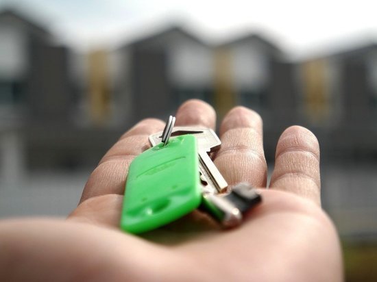 Алтайским сиротам вручили ключи от новых квартир