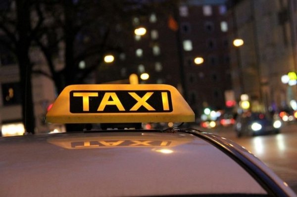 В Бийске пассажир обокрал водителя такси
