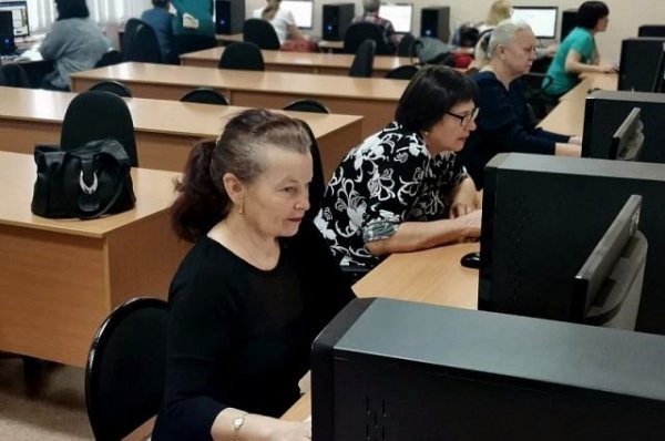 Алтайских пенсионеров обучают серфингу в интернете