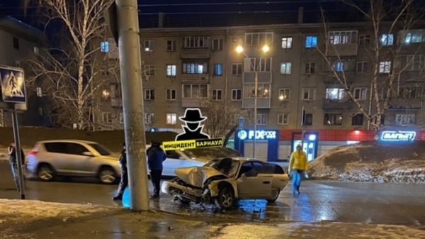 Автомобиль врезался в столб в центре Барнаула