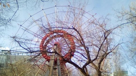 В парке "Изумрудный" начали разбирать колесо обозрения (фото)