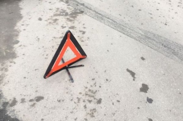В Барнауле водитель врезался в столб у пешеходного перехода