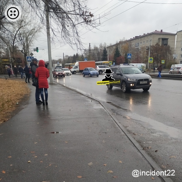 Такси заблокировало движение трамваев в Барнауле