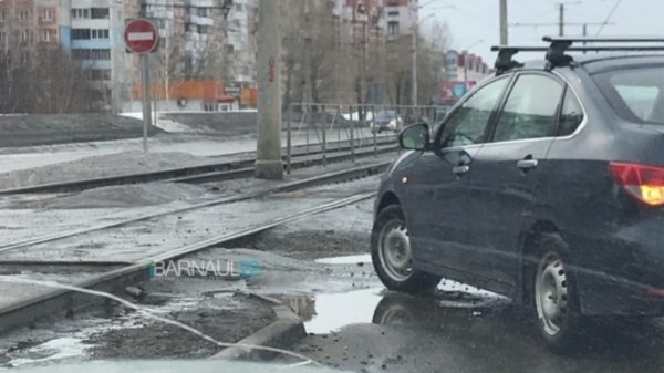 Автомобилисты пожаловались на трамвайный переезд в Барнауле