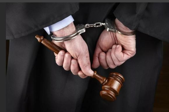 Еще одного судью алтайского Арбитражного суда подозревают во взятке