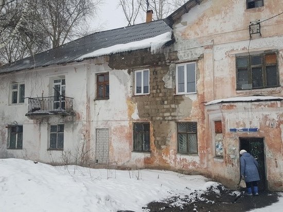 Крыша обрушилась на аварийном доме в Барнауле