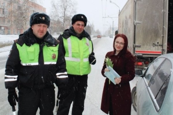 Алтайские полицейские дарили цветы автоледи на 8 марта