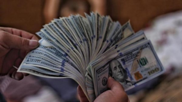 Курс доллара упал ниже 77 рублей впервые с 18 марта