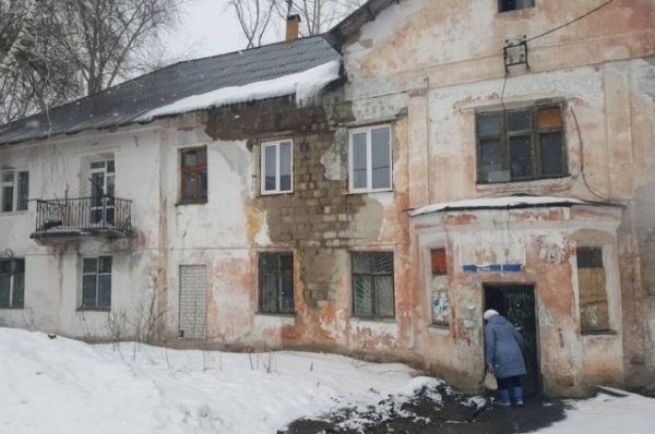 В Барнауле на аварийном доме рухнула крыша