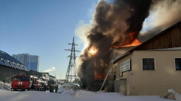 Крупный пожар на улице Луговой в Барнауле локализован