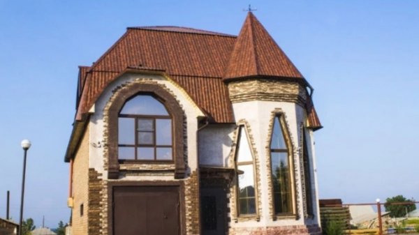 Почти что замок продают в Камне-на-Оби за 8 миллионов рублей