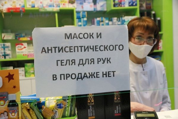 Без рукопожатий: барнаульцы начали носить маски и избегать контактов