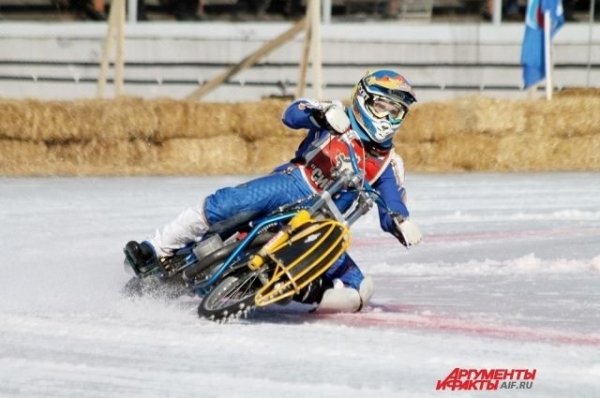 На мотогонках на льду в Барнауле пострадали два спортсмена