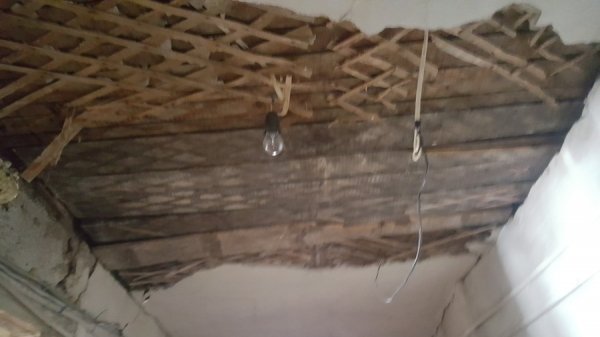 Аварийный дом на Потоке привлек внимание общественников