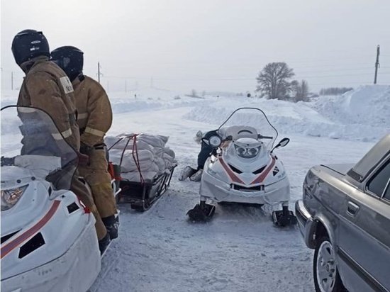 Алтайские спасатели привезли продукты в отрезанное от внешнего мира село