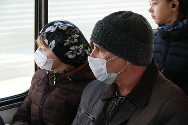 Без рукопожатий: барнаульцы начали носить маски и избегать контактов