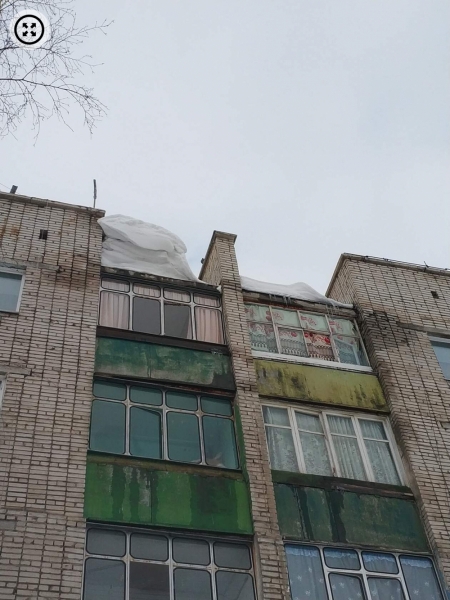 Кирпичи обрушились из-за снега в жилом доме в Новоалтайске