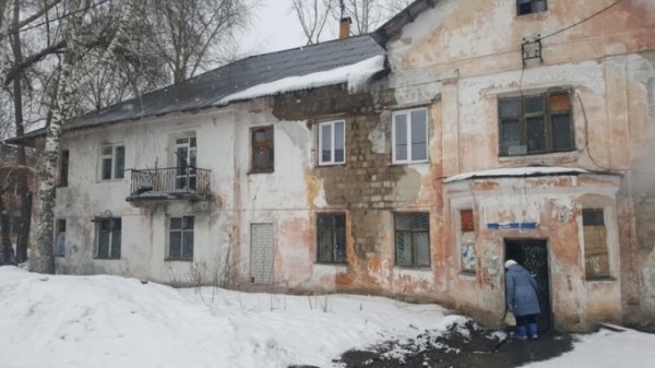 Власти Барнаула оценили ситуацию с домом, где провалилась крыша