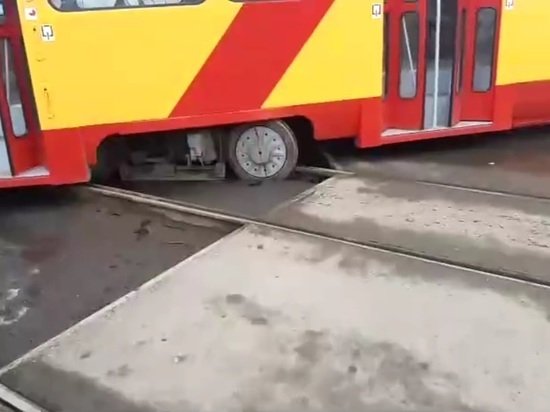 Отреставрированный трамвай сошел с рельсов в Барнауле