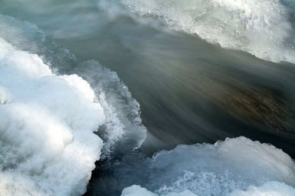 Алтайские военные подорвут лед тонной взрывчатки с земли, неба и воды