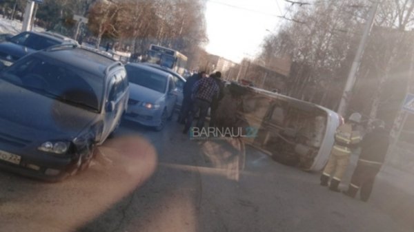 Переворот автомобиля на перекрестке в Барнауле попал на видео