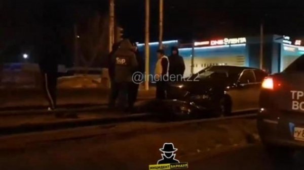 В Барнауле автомобиль вылетел на трамвайные пути
