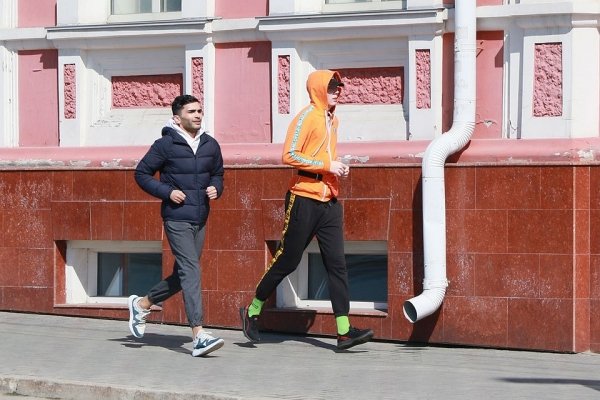 Без рукопожатий: барнаульцы начали носить маски и избегать контактов