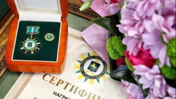 «Любовь – это реальные дела»: мэр Томска присвоил жене почетное звание
