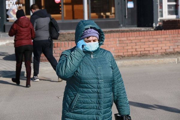 Без рукопожатий: барнаульцы начали носить маски и избегать контактов