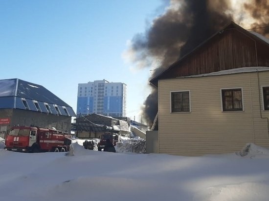 Масштабный пожар случился в Барнауле