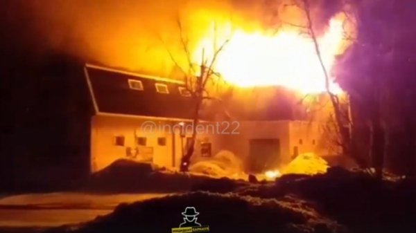 Конец "Империи". Здание торгового дома сгорело в Алтайском крае. Снова