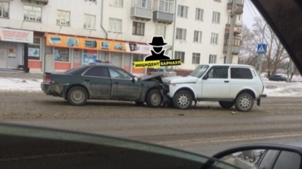 Два автомобиля попали в лобовое столкновение в Барнауле