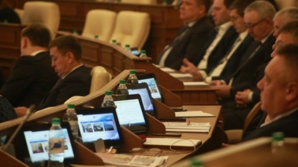Алтайские депутаты проголосовали по поправкам в Конституцию. Кроме коммунистов