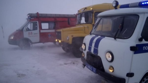 Восемь трасс перекрыли в Алтайском крае из-за метели