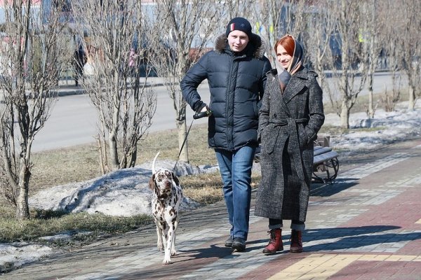 Без рукопожатий: барнаульцы начали носить маски и избегать контактов