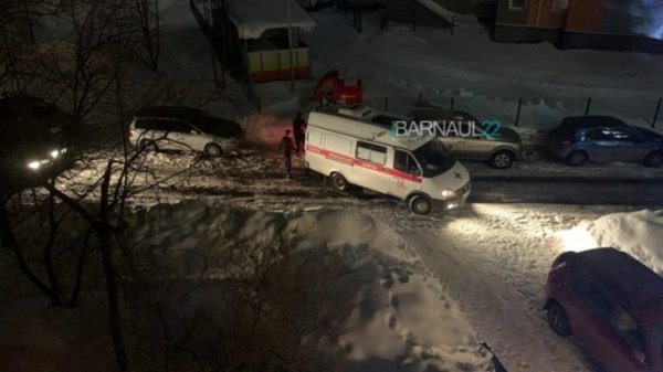 Барнаульцы пожаловались на нечищеную дорогу, из-за которой может не проехать скорая