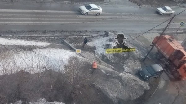 Столб упал в Барнауле, "обняв" проводами мусоровоз