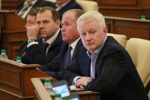Фоторепортаж: как депутаты Алтайского края принимали поправки в Конституцию России