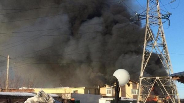 Крупный пожар ликвидируют в историческом центре Барнаула