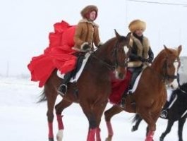 На ипподроме прошли лошадиные скачки (фото)